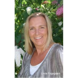 AT KYSSE MED D�DEN - ET M�DE MED KR�FTSYGDOM GENNEM DIGTE, BILLEDER, DR�MME OG SYMBOLER