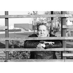 ER DU LYKKELIG BAG FACADEN?  LYRIK OM LIVET