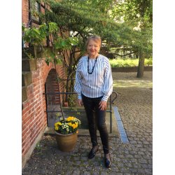 MELLEM BLOMSTER OG PIGTRD - Rejser gennem verden af i gr