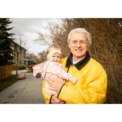 EN GAMMEL EKSBARNESKUESPILLER FORTLLER