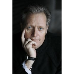 DET ER BAG MASKEN, AT SANDHEDEN GEMMER SIG