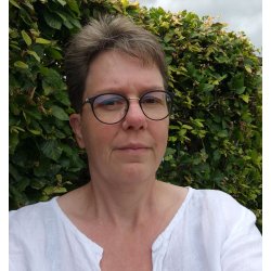 GLIMT AF HB - En tidligere voldsramt kvindes fortlling om at bevare hbet i de mrkeste jeblikke